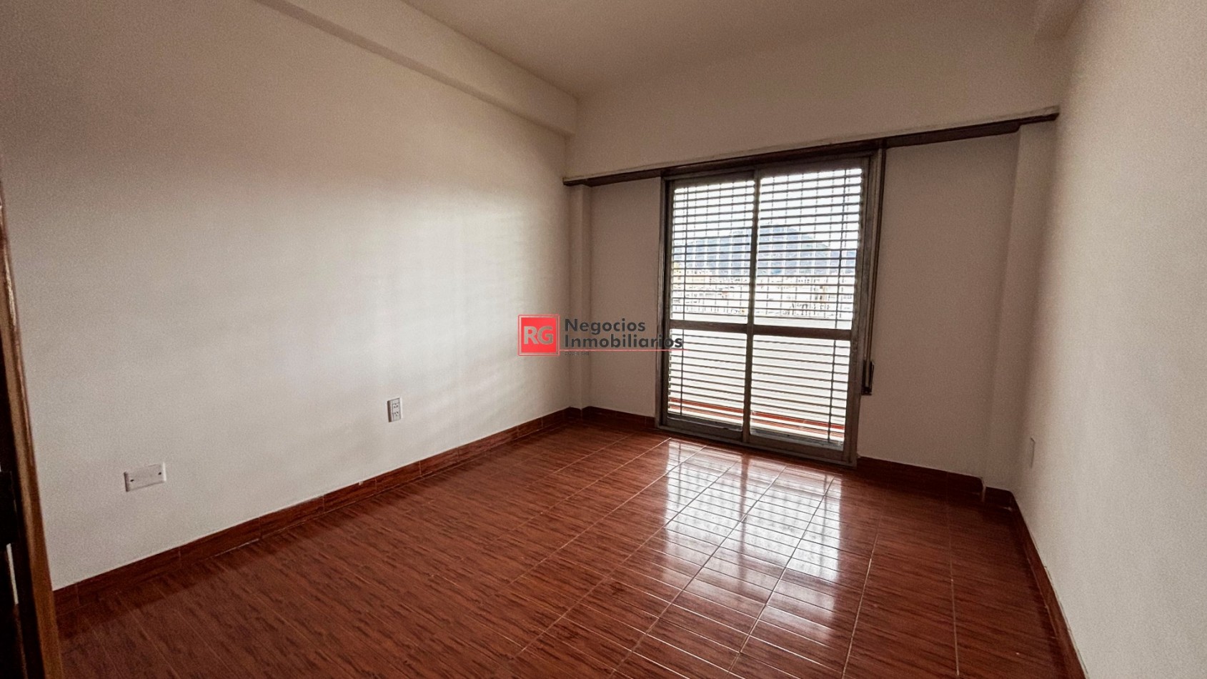 EN ALQUILER - Semipiso sobre Avenida Jujuy al 300