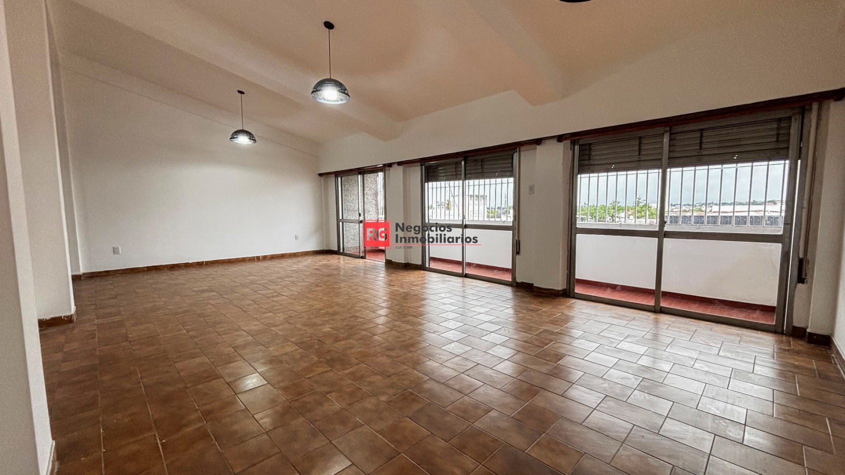 EN ALQUILER - Semipiso sobre Avenida Jujuy al 300